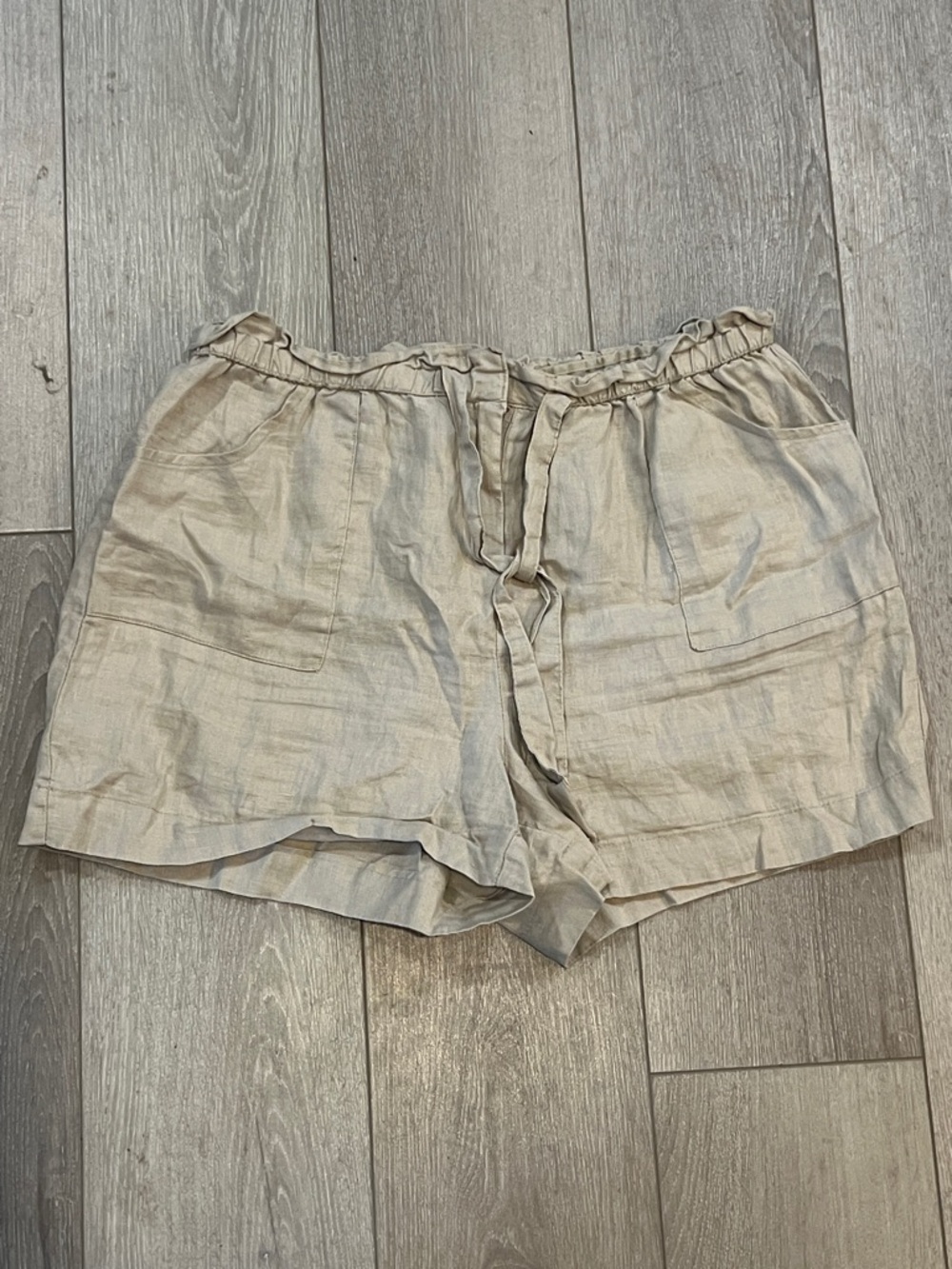 St. Tropez Relaxed Drawstring Linen-Blend Shorts in Light Beige